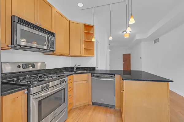 $345,000 | 1951 West Foster Avenue, Unit 2ME, Chicago, IL 60640