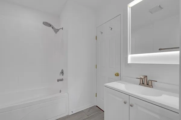 $345,000 | 1951 West Foster Avenue, Unit 2ME, Chicago, IL 60640