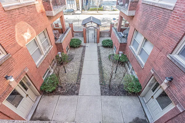 $345,000 | 1951 West Foster Avenue, Unit 2ME, Chicago, IL 60640