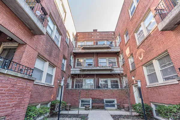 $345,000 | 1951 West Foster Avenue, Unit 2ME, Chicago, IL 60640