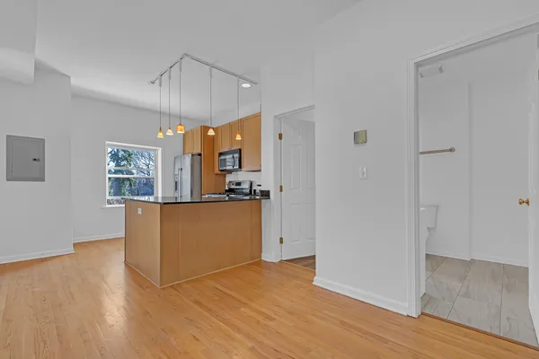 $345,000 | 1951 West Foster Avenue, Unit 2ME, Chicago, IL 60640