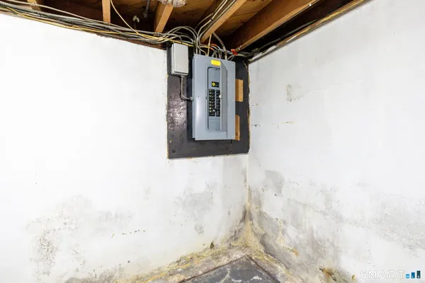 a view of utility room