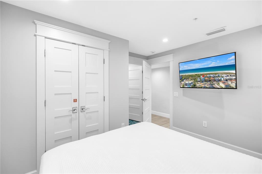 316 Beach Road Sarasota, FL 34242 - Photo 20 of 98 a bedroom with a bed and a view of bathroom