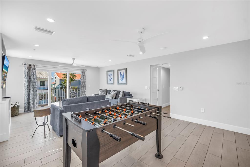 316 Beach Road Sarasota, FL 34242 - Photo 53 of 98 a living room with a stove and a table