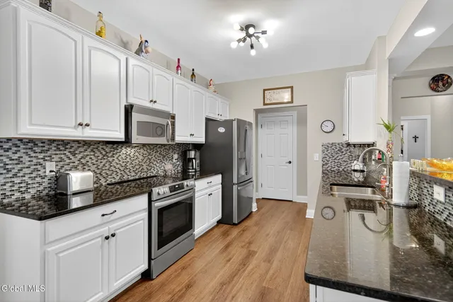 $419,800 | 807 Valley Pointe Drive, Niskayuna, NY 12309