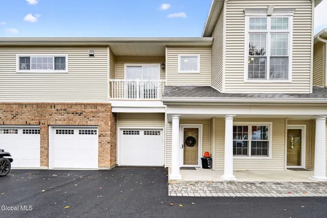 $419,800 | 807 Valley Pointe Drive, Niskayuna, NY 12309