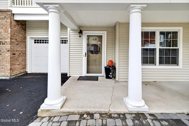 $419,800 | 807 Valley Pointe Drive, Niskayuna, NY 12309