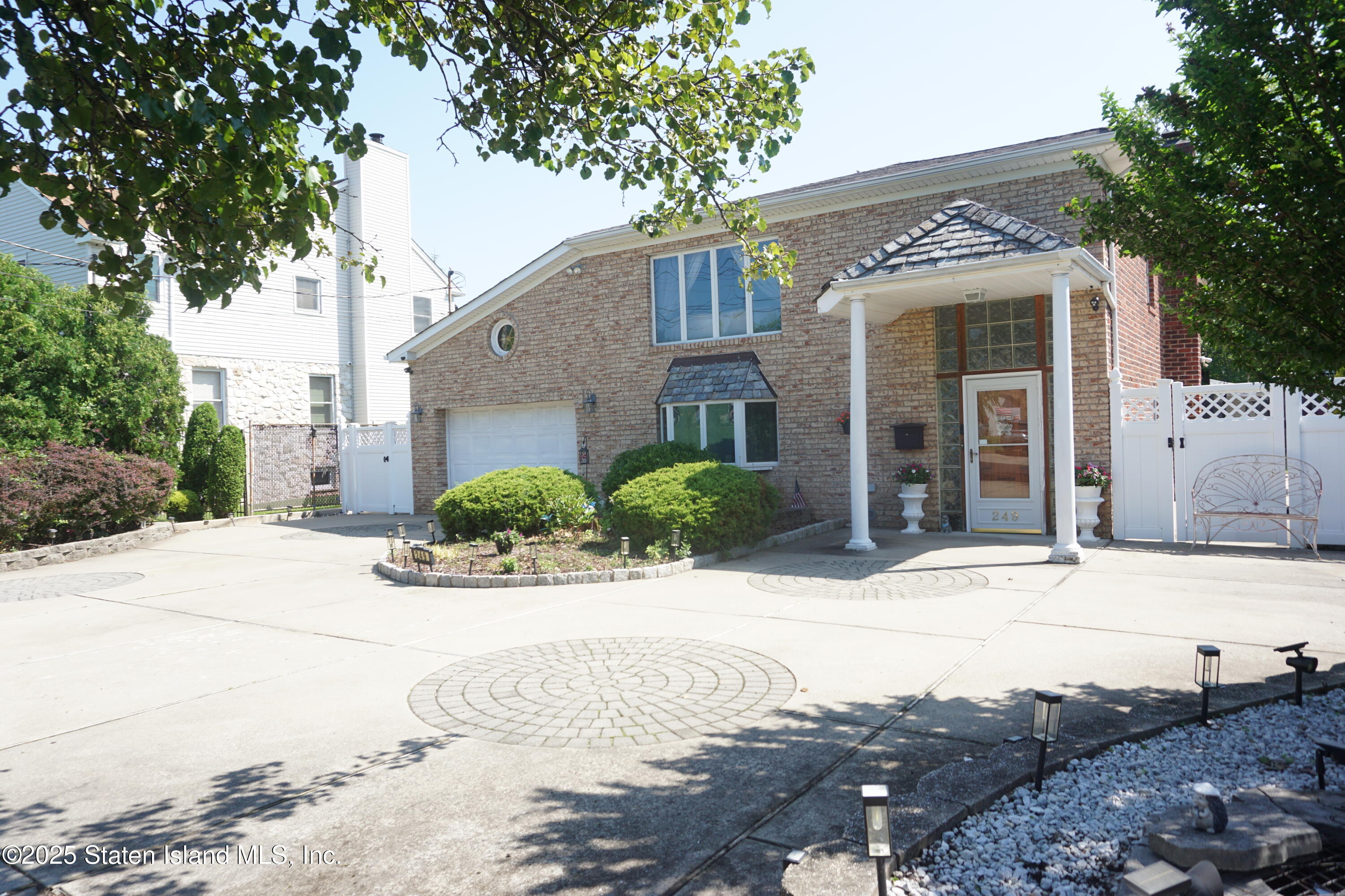 249 Ridgecrest Avenue Staten Island, NY 10312 - Photo 3 of 38 DSC01359