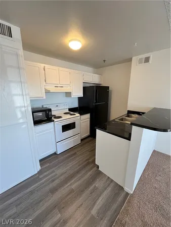 $895 | 1381 East University Avenue, Unit 304, Las Vegas, NV 89119