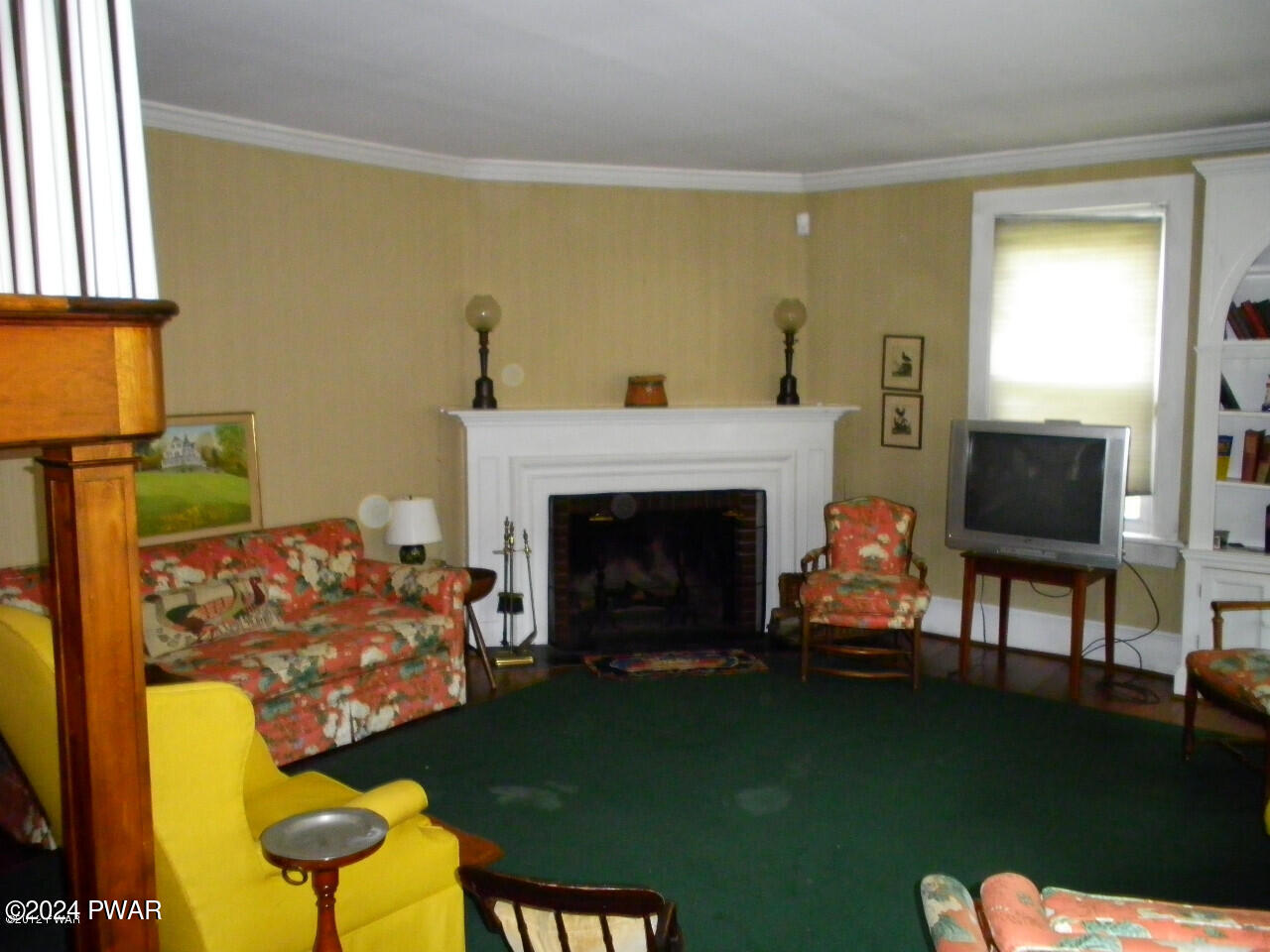 840 Raymondskill Road Milford, PA 18337 - Photo 23 of 46 17.LivingRoom2