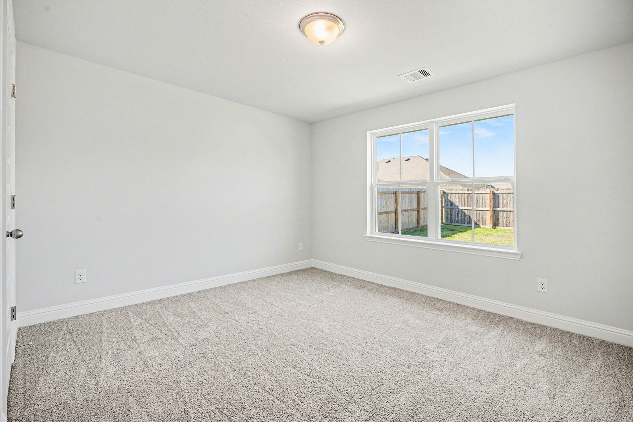 5 Keystone Court Angleton, TX 77515 - Photo 29 of 33 an empty room with windows