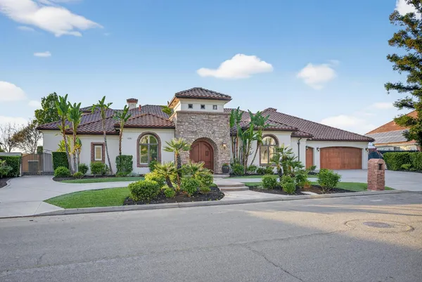 $1,999,000 | 214 West Bluff Avenue, Fresno, CA 93711