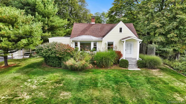 a view of a house with backyard and garden