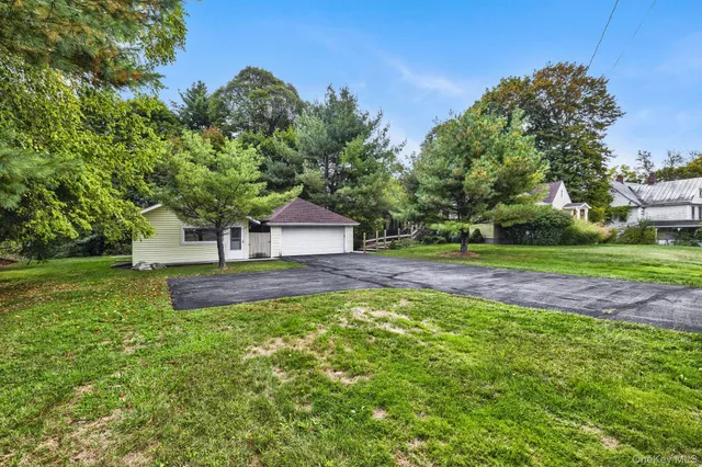a view of a house with a yard