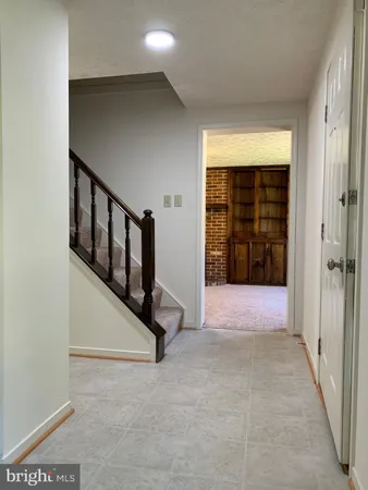 a view of entryway with a yard