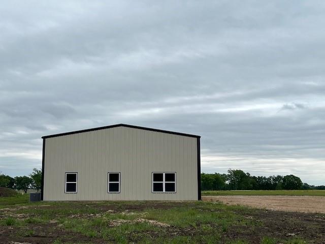 a view of a house with backyard