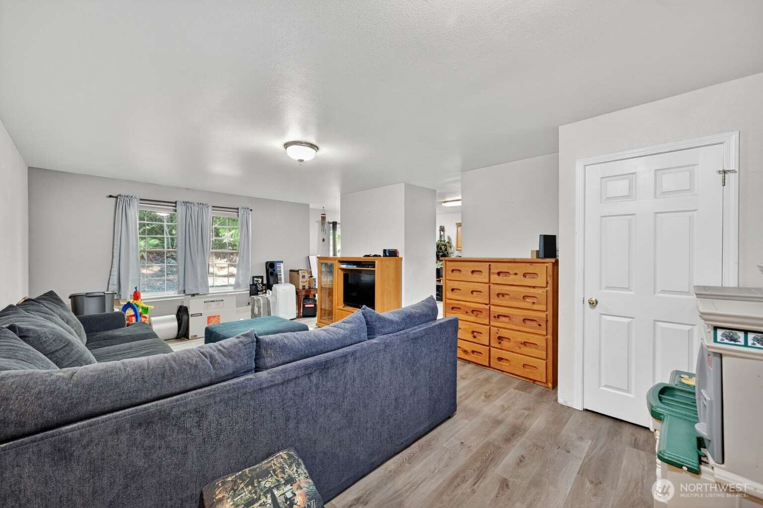 2972 Brook Lane Sedro-Woolley, WA 98284 - Photo 8 of 35 a living room with furniture and a flat screen tv
