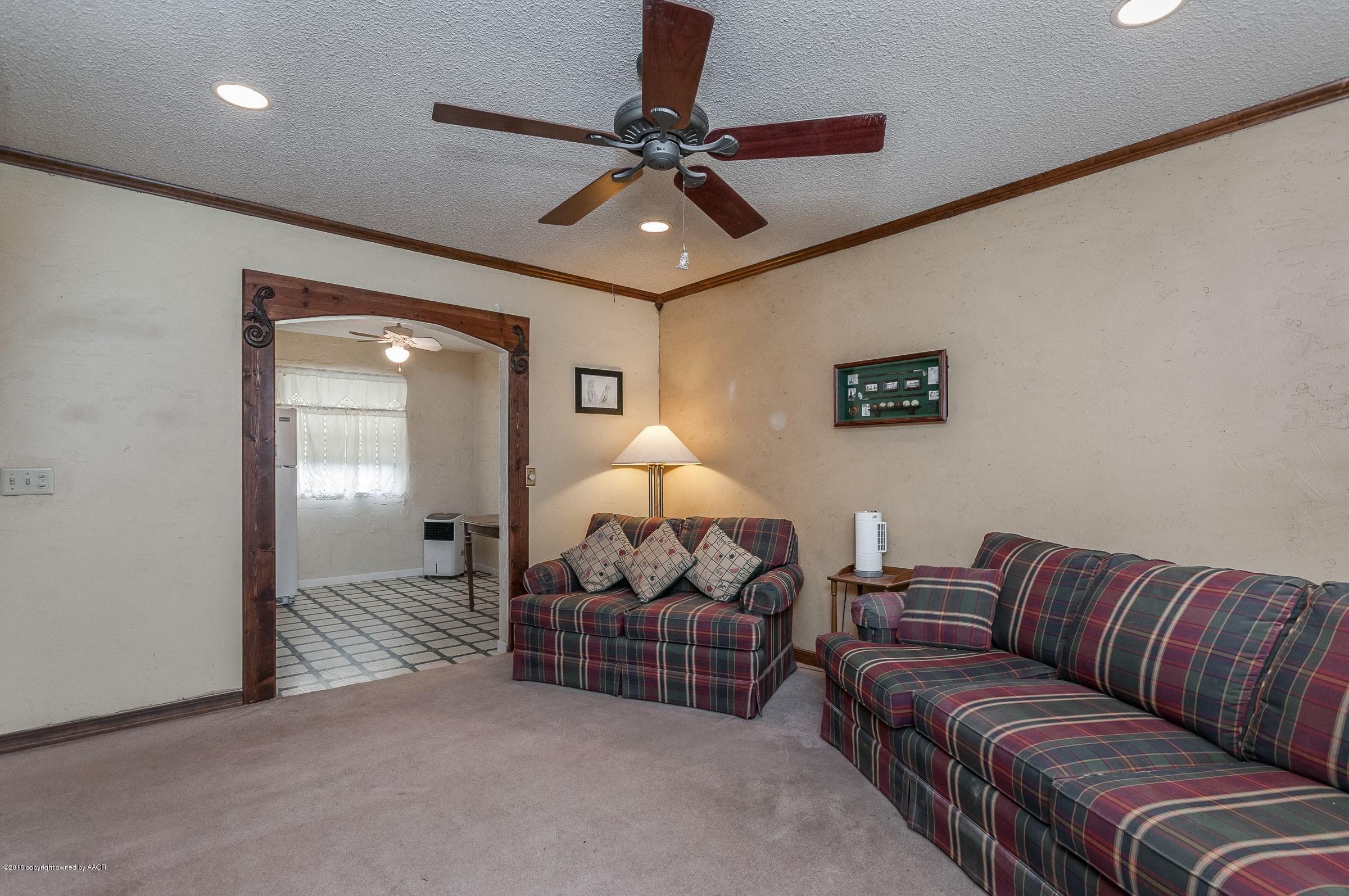 5312 Parker Street Amarillo, TX 79110 - Photo 2 of 13 a living room with furniture