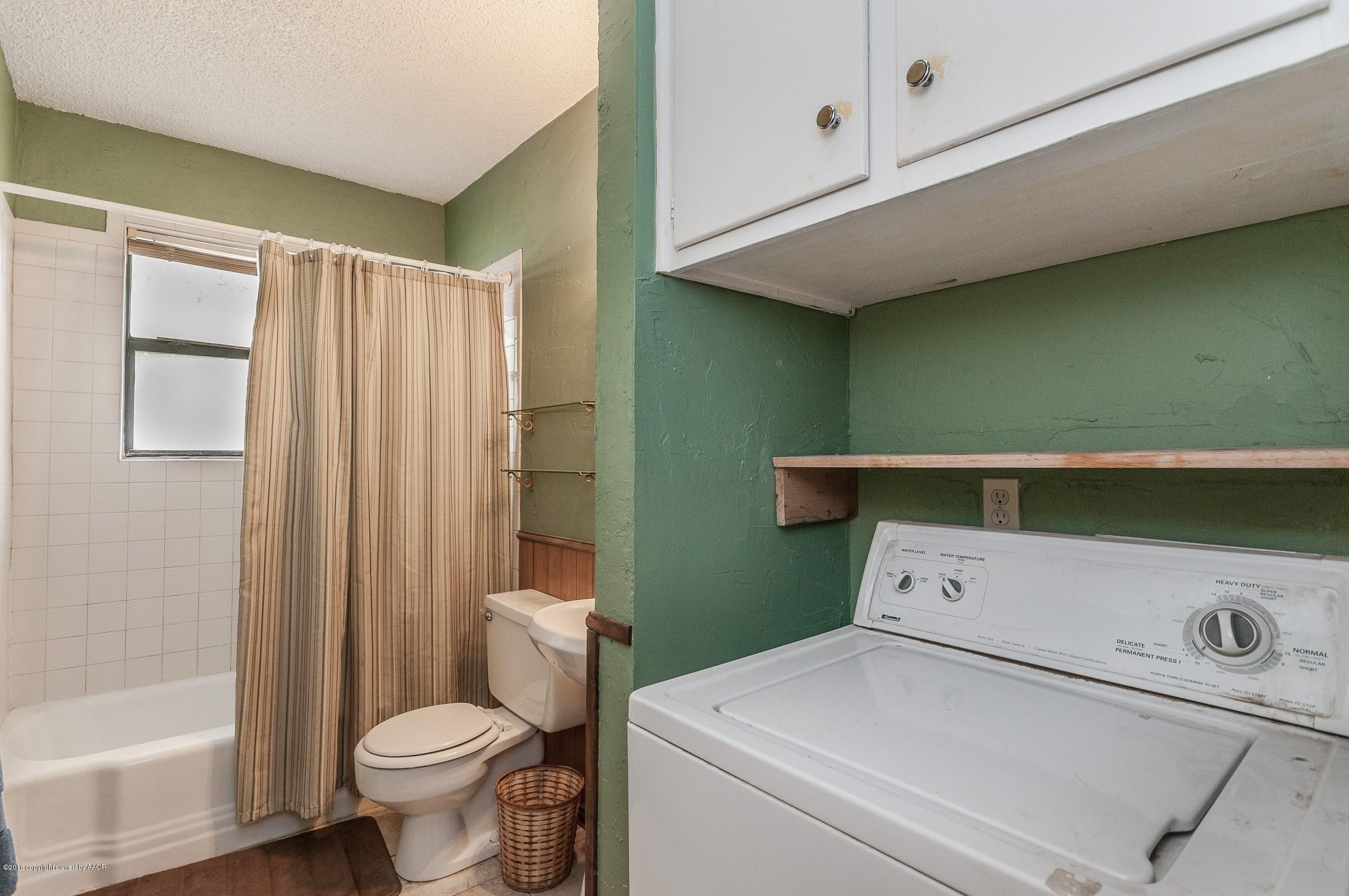5312 Parker Street Amarillo, TX 79110 - Photo 10 of 13 a utility room with dryer and washer