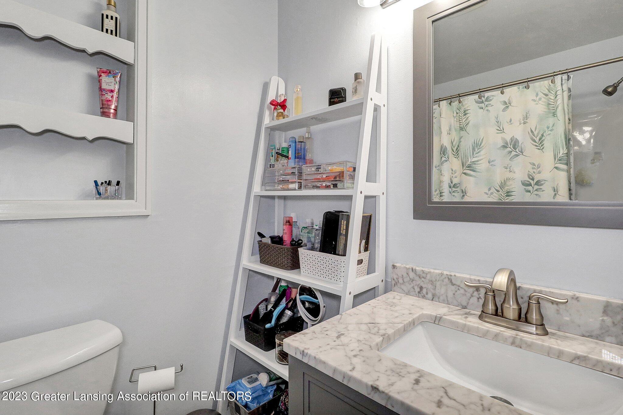 2818 Chatham Road Lansing, MI 48910 - Photo 11 of 27 Primary Bath