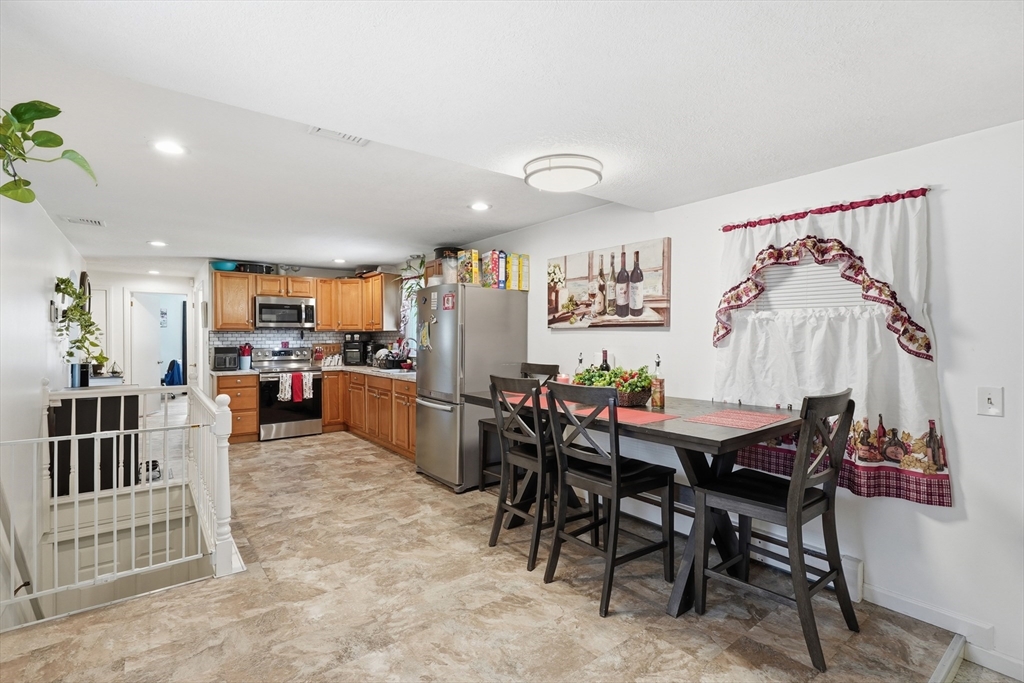 23 Smith Street Chicopee, MA 01020 - Photo 3 of 39
