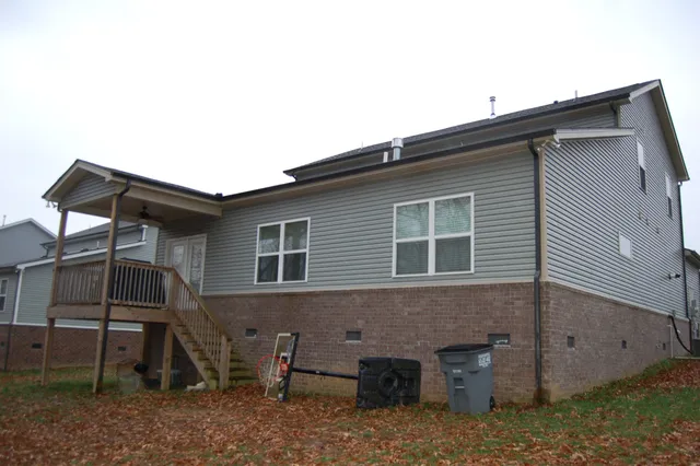 a view of a house with backyard