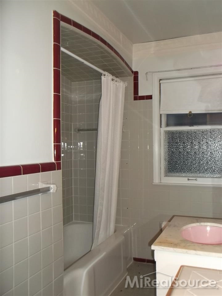 887 Harcourt Road Grosse Pointe, MI 48230 - Photo 20 of 25 31233849-19.JPG