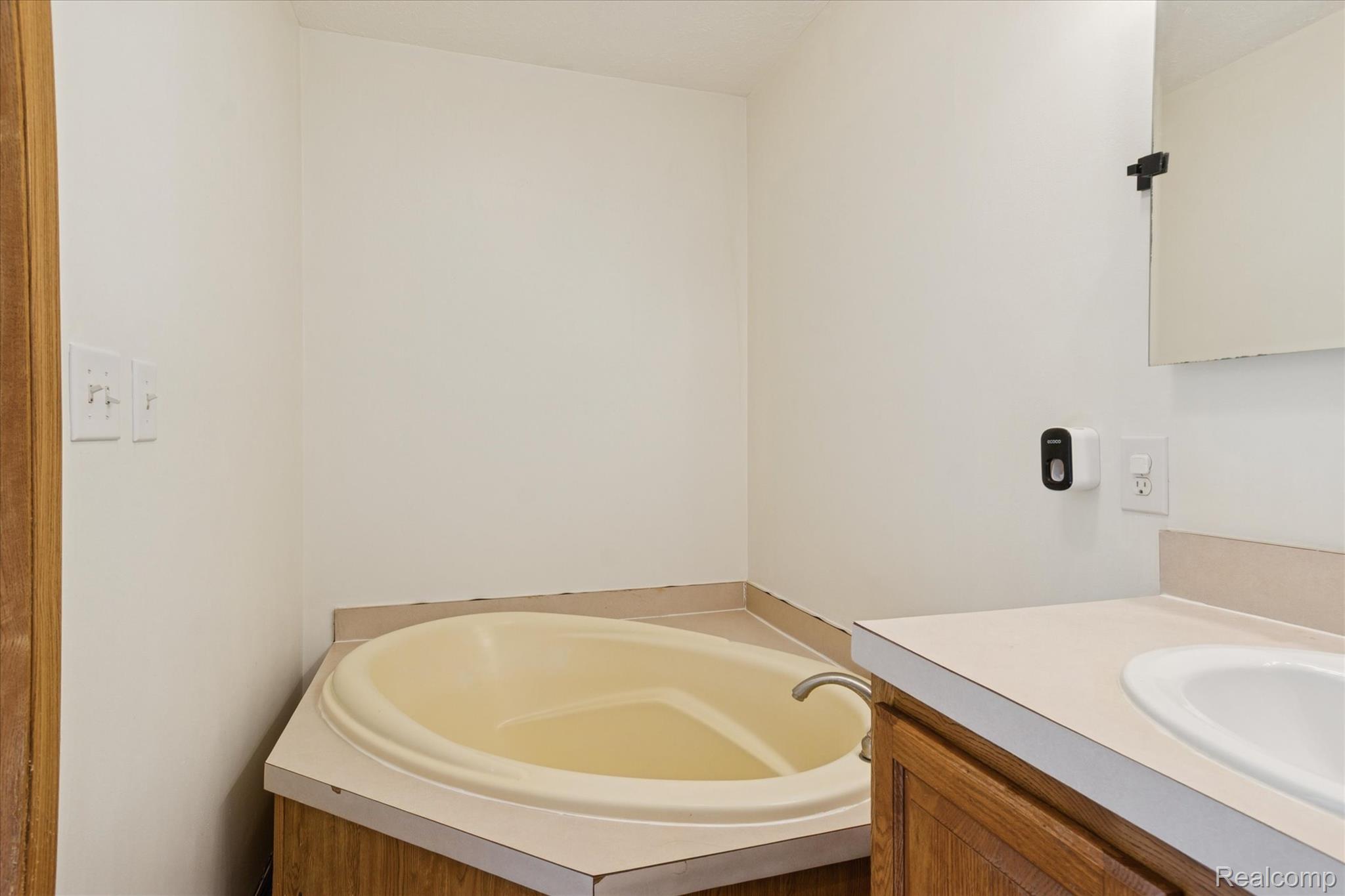 4004 Howe Road Wayne, MI 48184 - Photo 25 of 42 29-4004-Howe-Rd-Windowstill.jpg