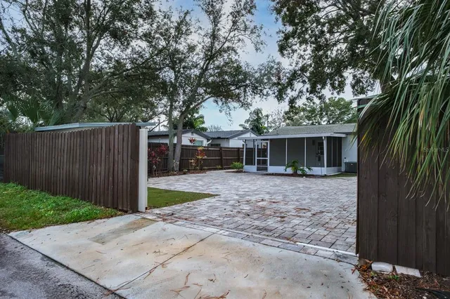 $3,000 | 781 40th Avenue Northeast, St. Petersburg, FL 33703