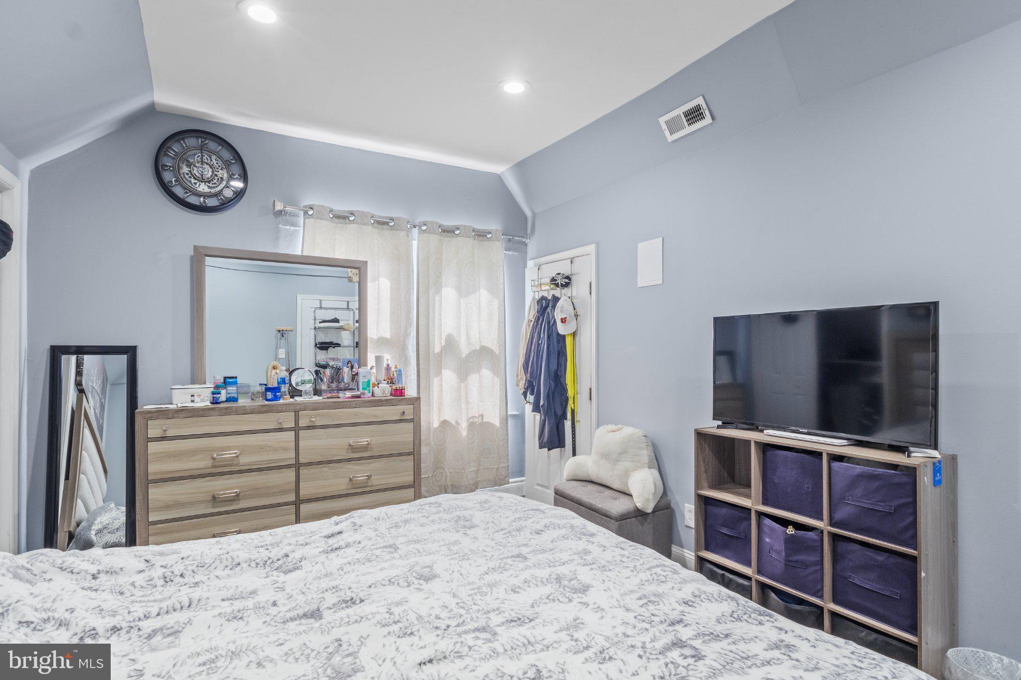 130 West Edgevale Road Baltimore, MD 21225 - Photo 17 of 31 Cozy retreat with serene hues.