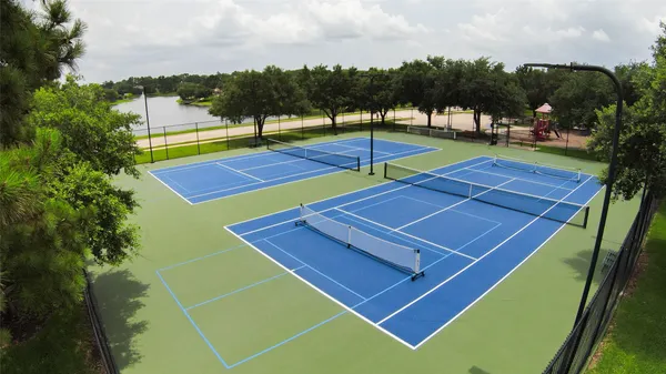 $690,000 | 1302 Lake Grayson Drive, Katy, TX 77494