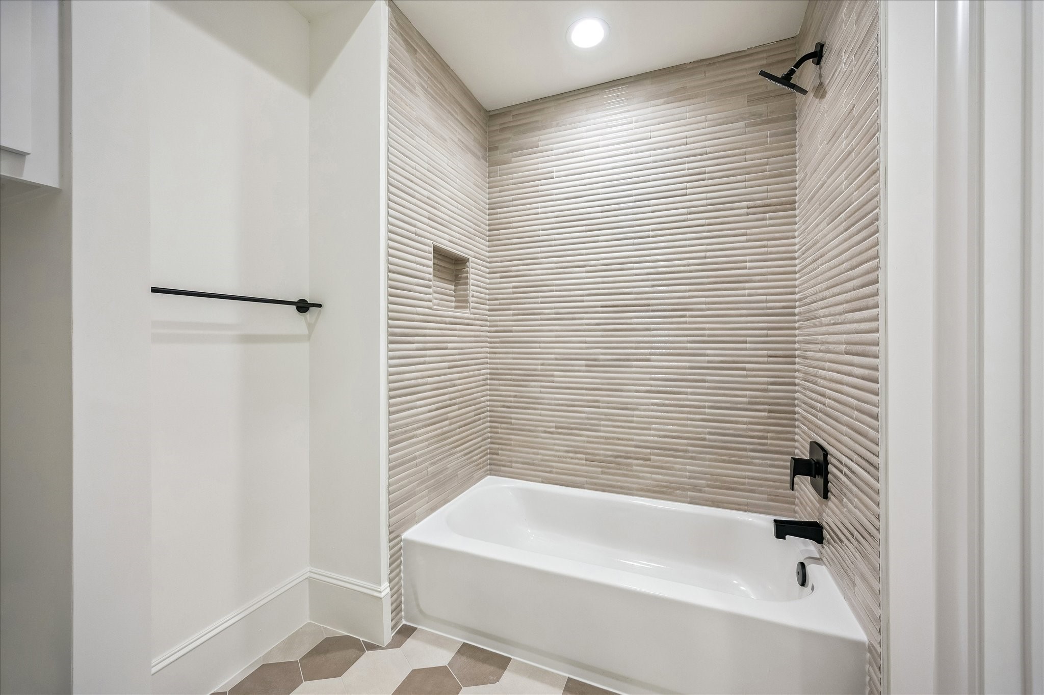1618 Ronson Road Houston, TX 77055 - Photo 38 of 43 Secondary bath with floor-to-ceiling tile and custom quartz vanities.