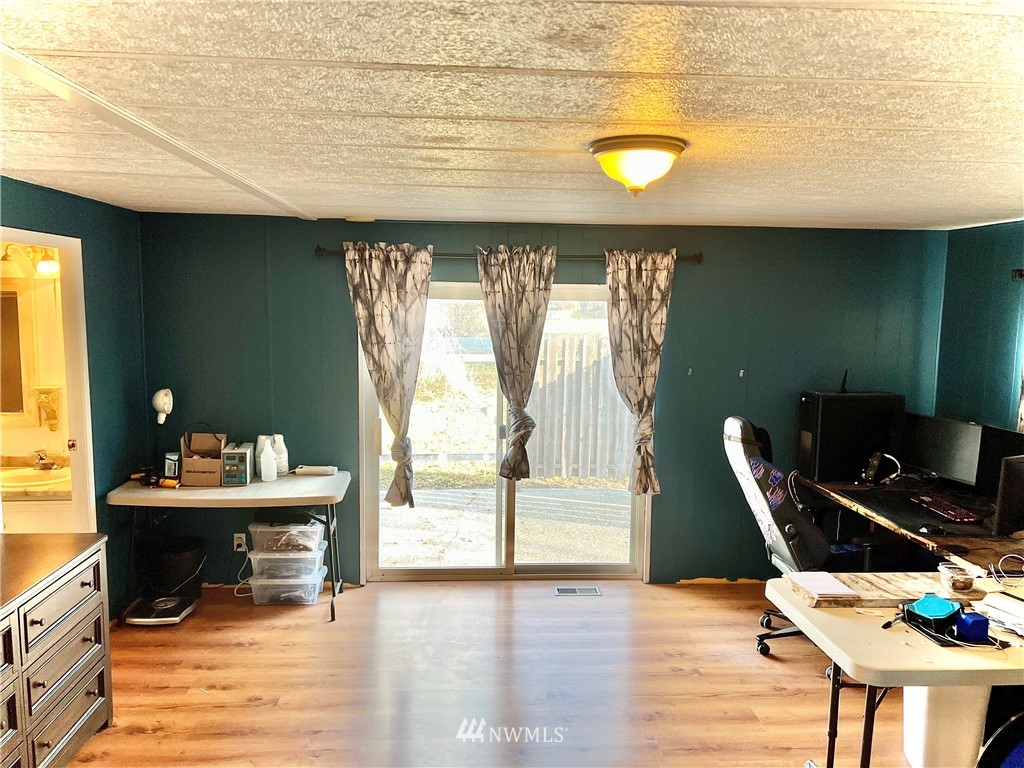 53 Woods Road Omak, WA 98841 - Photo 19 of 40 a room with furniture and window