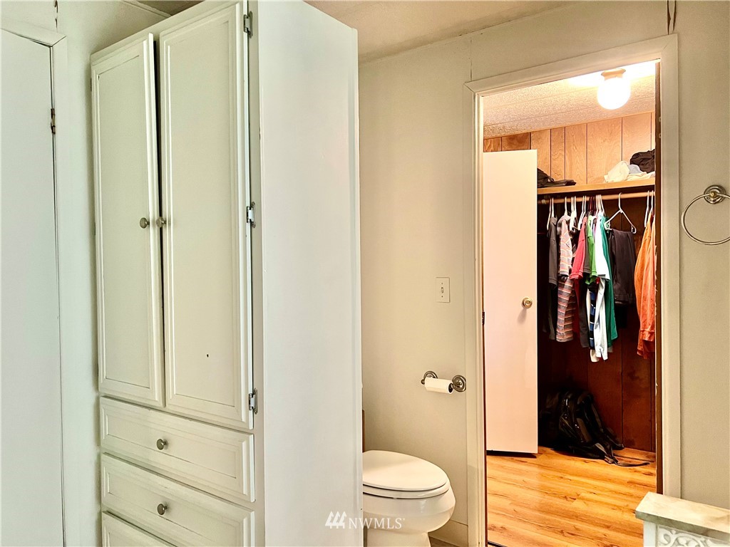 53 Woods Road Omak, WA 98841 - Photo 22 of 40 a bathroom with a toilet a sink and shower