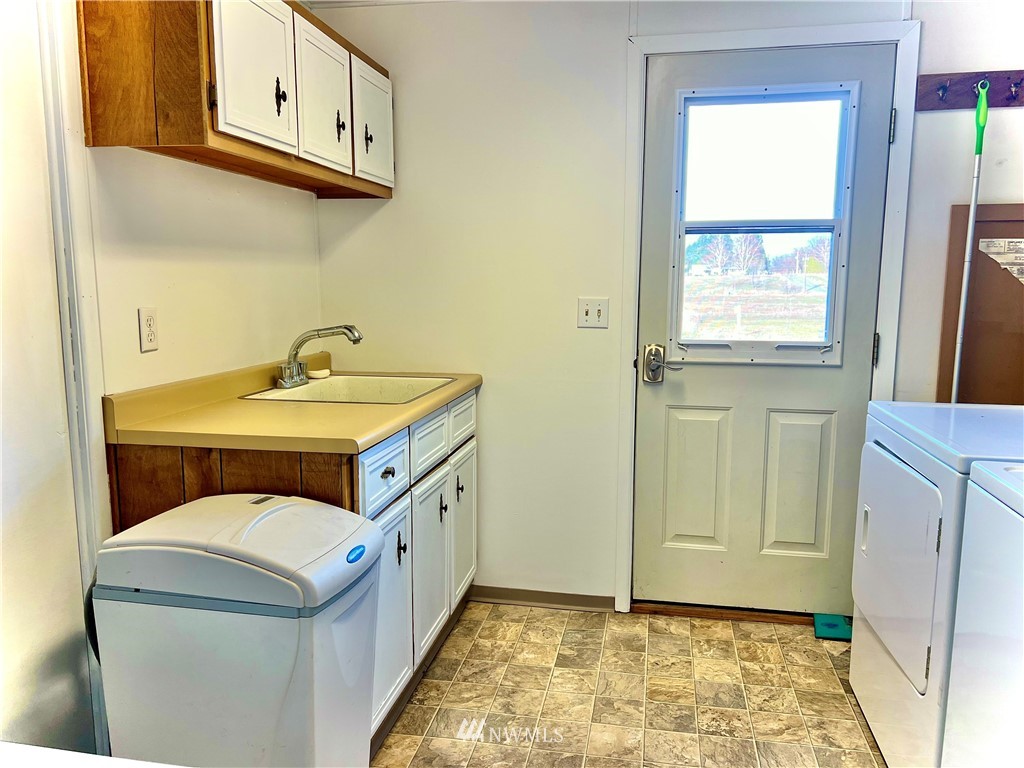 53 Woods Road Omak, WA 98841 - Photo 24 of 40 a bathroom with a tub sink and mirror