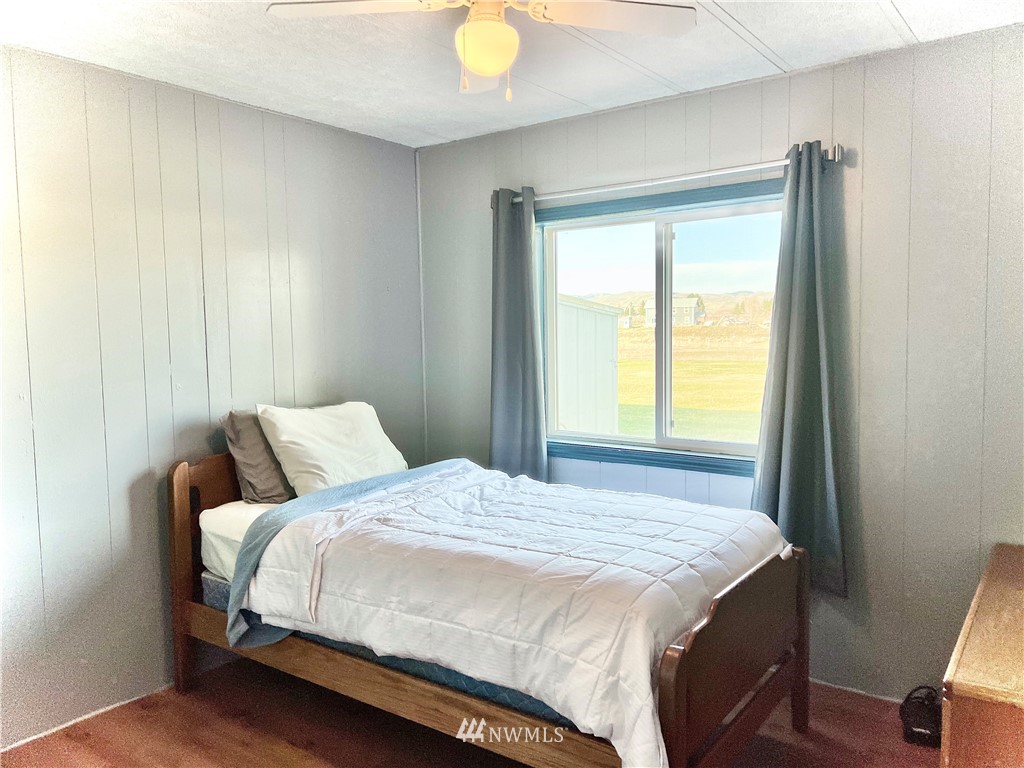 53 Woods Road Omak, WA 98841 - Photo 27 of 40 a bedroom with a bed and a window