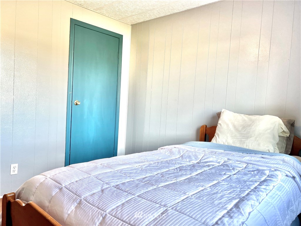 53 Woods Road Omak, WA 98841 - Photo 28 of 40 a bedroom with a bed and a mirror