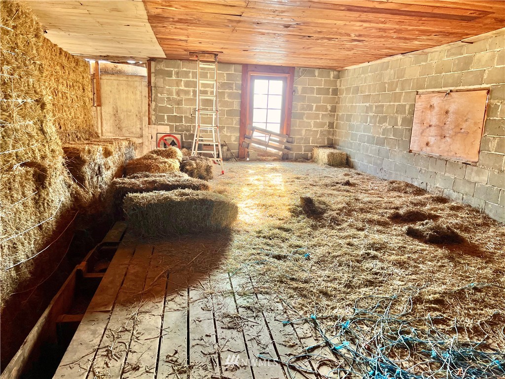 53 Woods Road Omak, WA 98841 - Photo 34 of 40 a bedroom with a bed and a large window