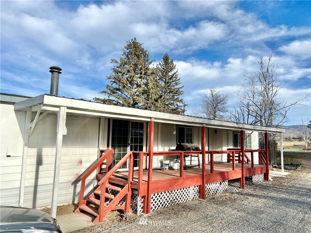 53 Woods Road Omak, WA 98841 - Photo 8 of 40 a view of a backyard with sitting area