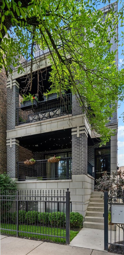 3302 North Racine Avenue, Unit 3 Chicago, IL 60657 - Photo 2 of 24