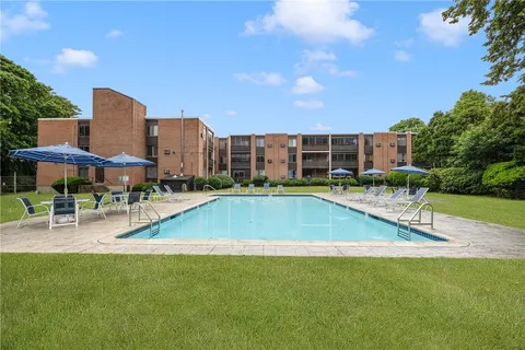 $575,000 | 401 Bellevue Avenue, Unit 308, Newport, RI 02840
