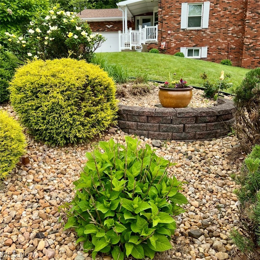 976 Braun Road Belpre, OH 45714 - Photo 7 of 48 BEAUTIFUL LANDSCAPING