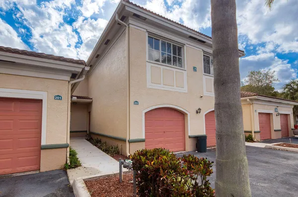 $3,100 | 2400 Centergate Drive, Unit 202, Miramar, FL 33025