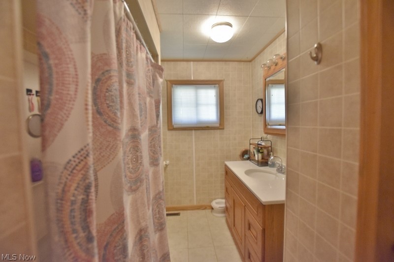 5007 Raven Road Southeast Carrollton, OH 44615 - Photo 22 of 50 The main floor full bath features a tub/ shower combo