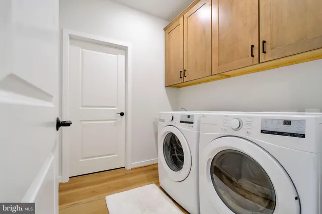 a view of entryway with washer and dryer