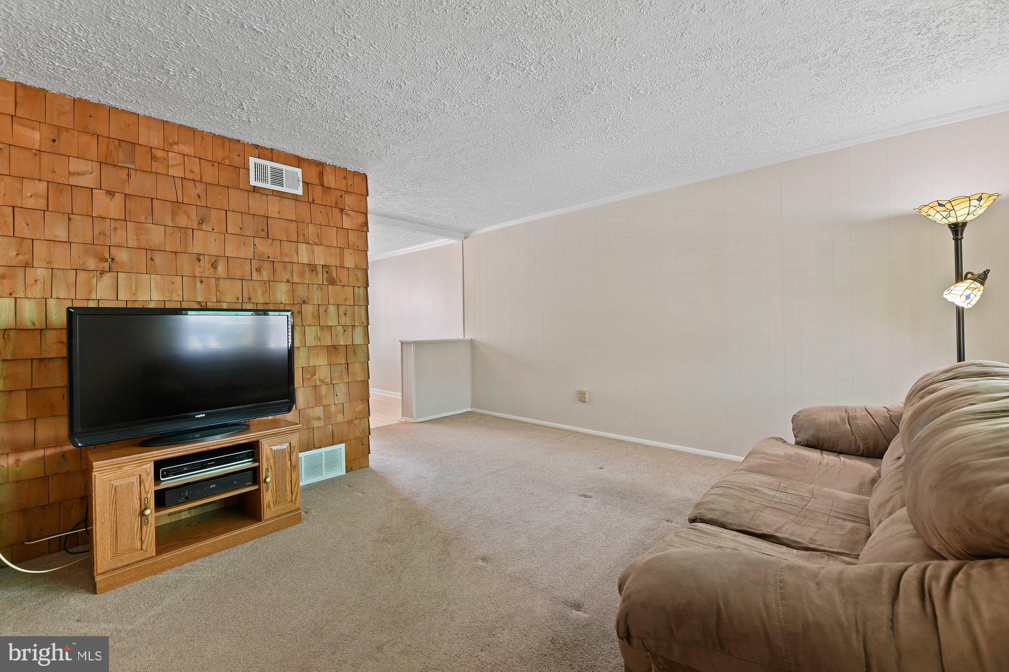 817 Lannerton Road Baltimore, MD 21220 - Photo 3 of 18 Living Room