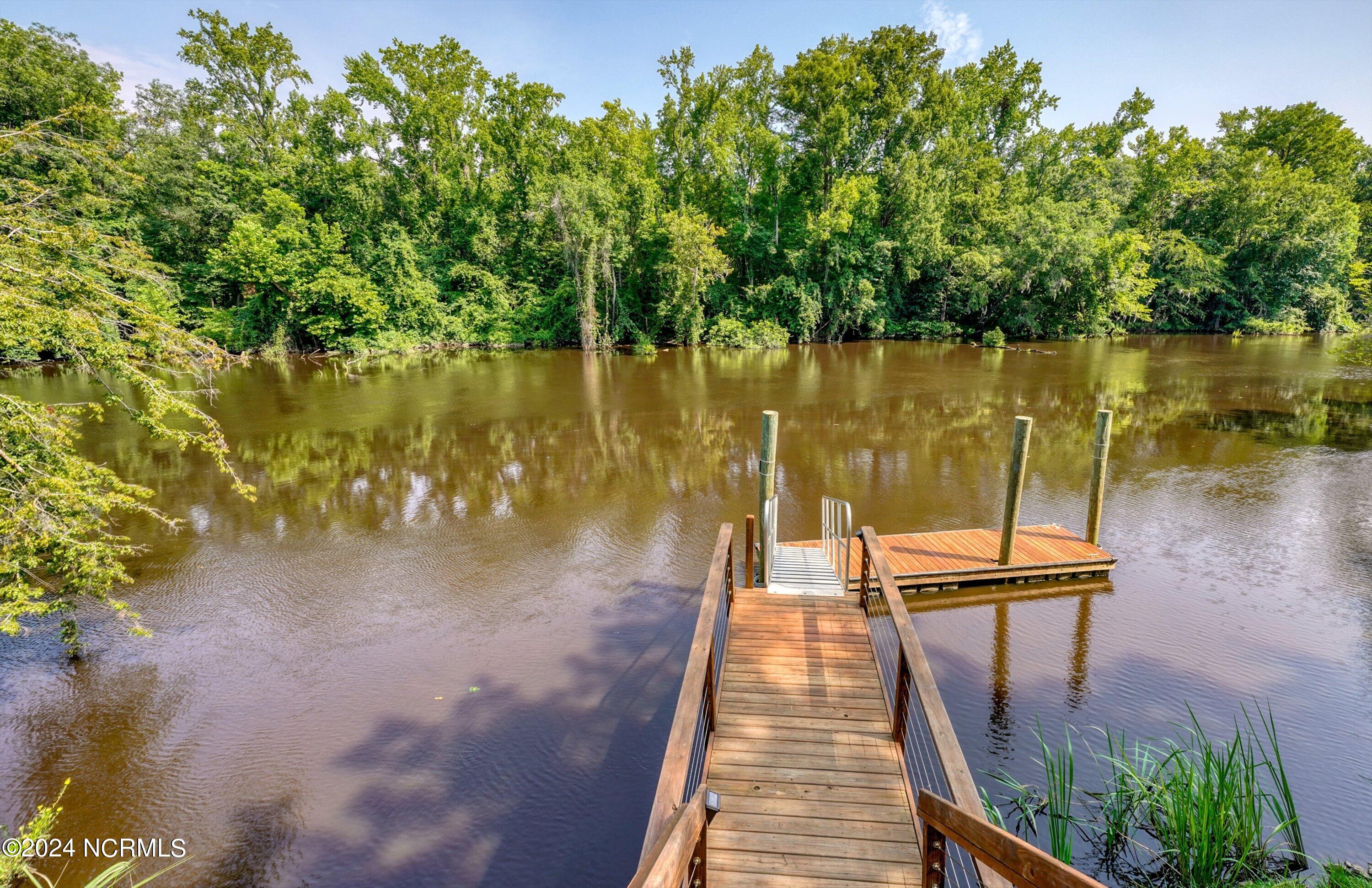 Deep water dock