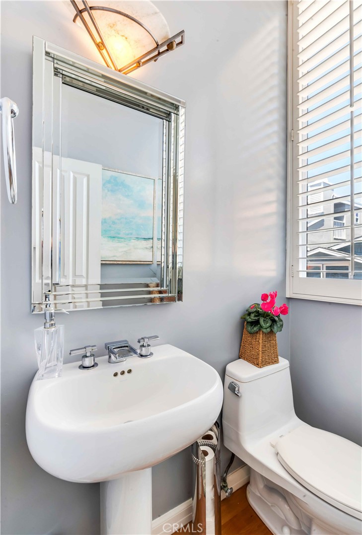 67 Surfside Avenue Surfside, CA 92649 - Photo 36 of 61 Powder Room