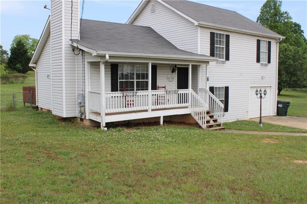 a view of a house with backyard