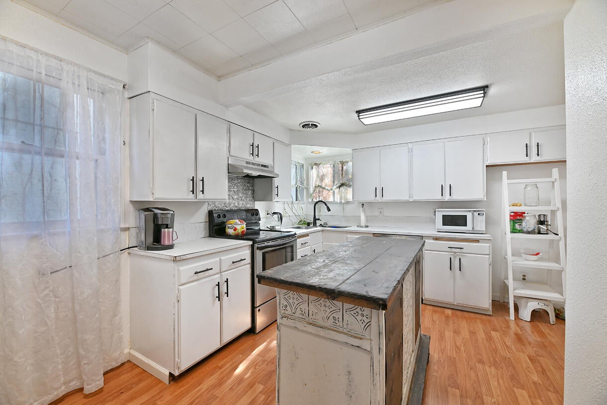 911 Reddy Avenue Medford, OR 97504 - Photo 14 of 29 Kitchen to laundry